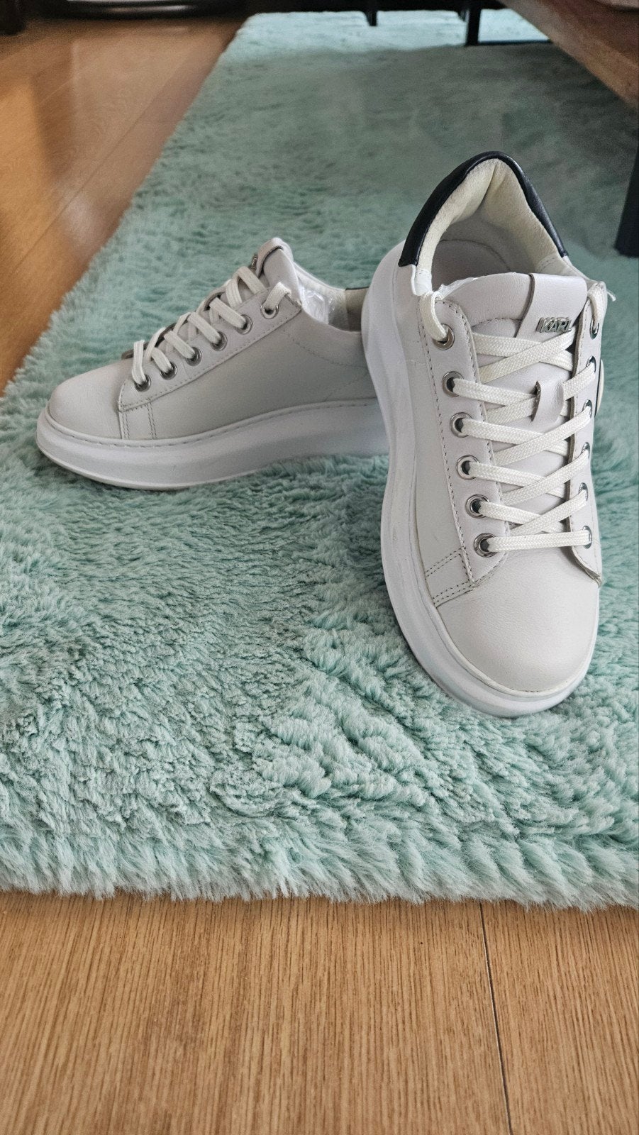 Karl Lagerfeld Sneakers - Wit met Zwart Detail, Kleding | Dames, Schoenen, Zo goed als nieuw, Sneakers of Gympen, Wit, Ophalen of Verzenden