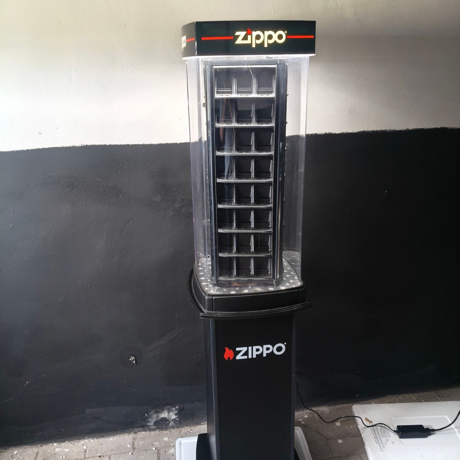 zippo display kast (Zippo vitrine), Ophalen, Zo goed als nieuw, Aansteker