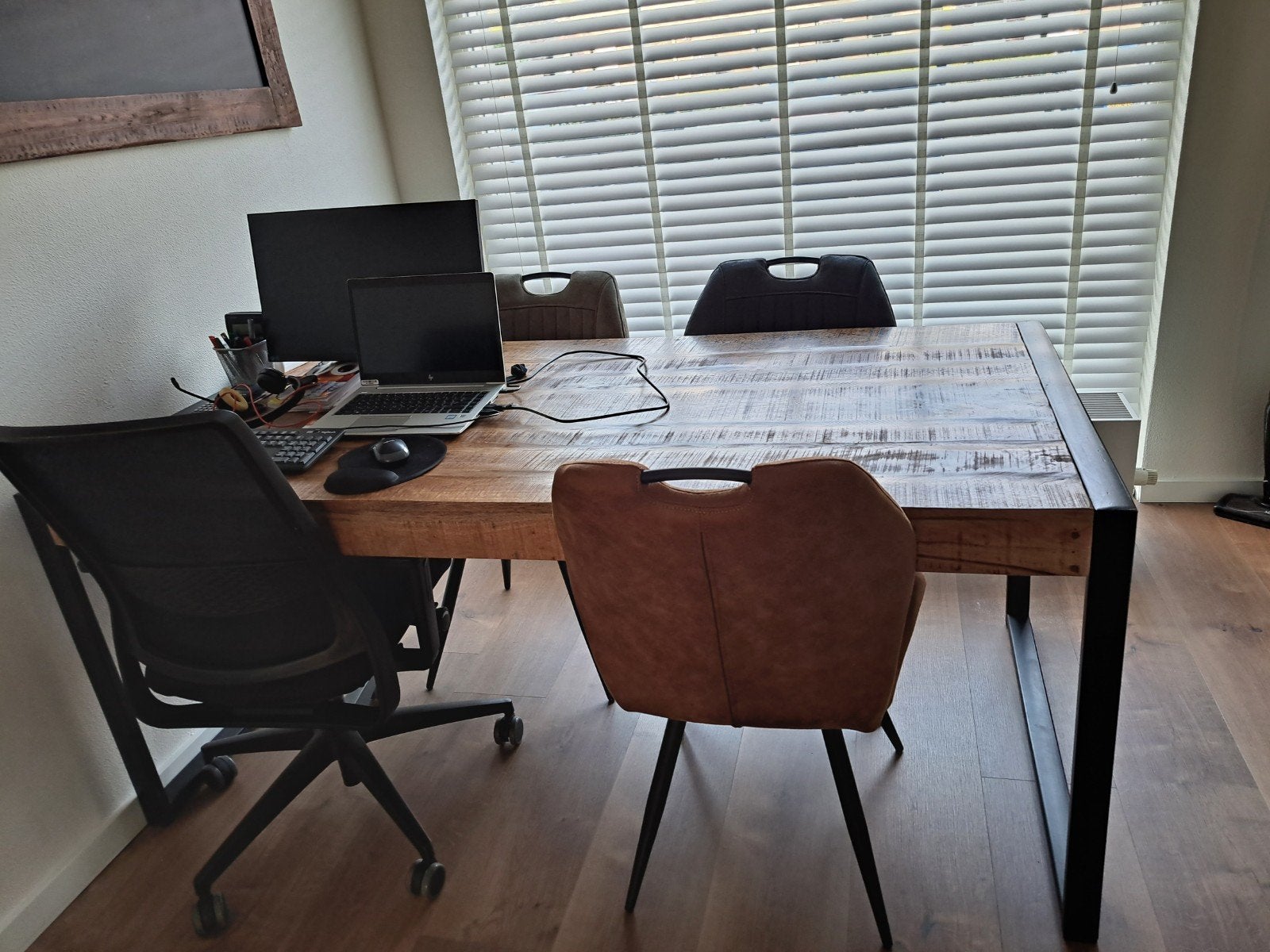 Eettafel van mangohout met metalen frame, Huis en Inrichting, Gebruikt, 50 tot 100 cm, Vijf personen of meer, 150 tot 200 cm