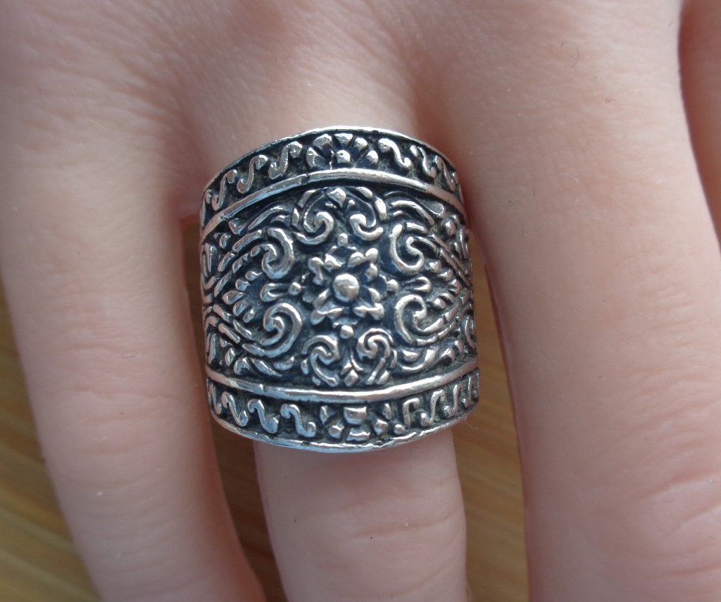 zilveren brede ring met mooie decoratie [1134], Verzenden, Zo goed als nieuw, 17 tot 18, Dame