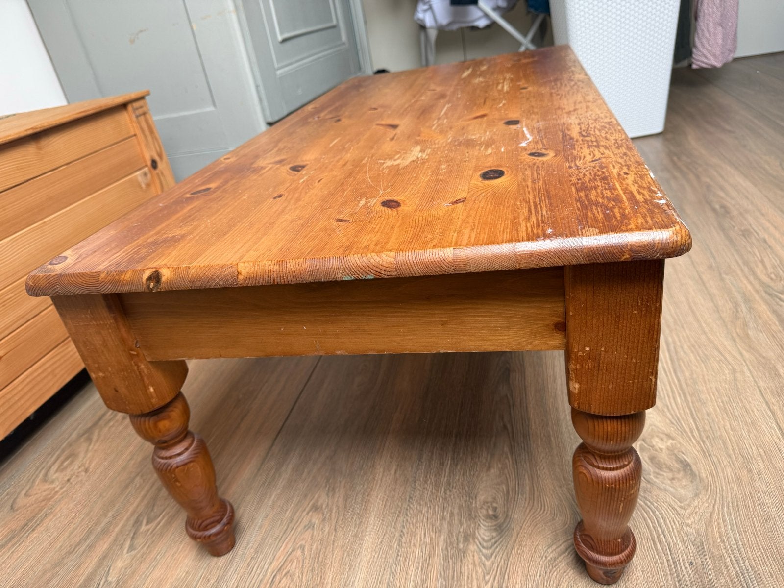 Grenen salontafel met gedraaide poten, Huis en Inrichting, Tafels | Salontafels, Gebruikt, 100 tot 150 cm, Grenenhout, Rechthoekig