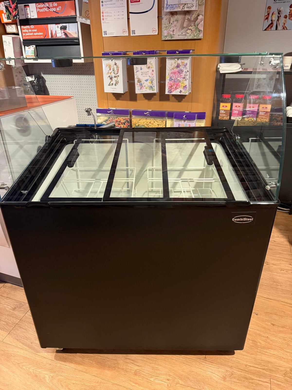 IJsvitrine voor 6 bakken ijs - Zo goed als nieuw, Corsica, 120 tot 140 cm, 200 liter of meer, 60 cm of meer