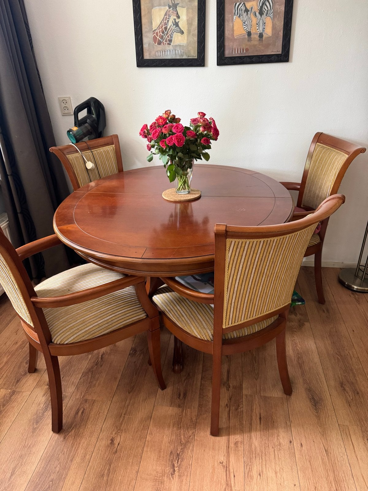Gratis Ovale eettafel met 4 stoelen - klassiek hout, Ophalen, Gebruikt, 100 tot 150 cm, 150 tot 200 cm