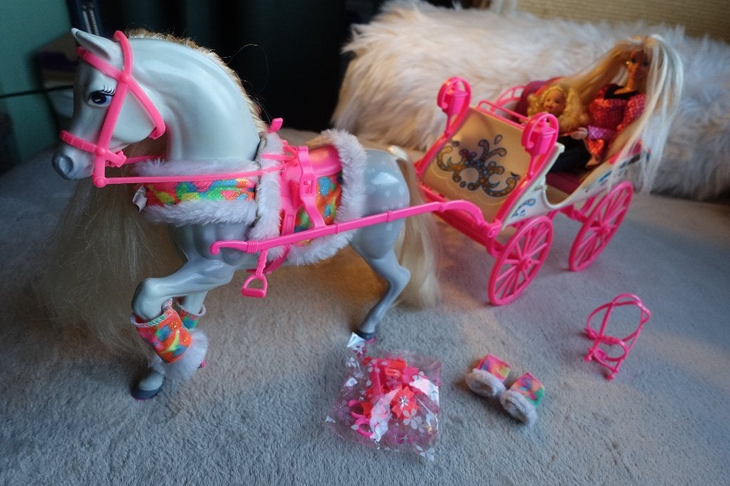 "Ski Fun" for 2: Iconische koets + paard + Barbie en Shelly, Ophalen of Verzenden, Gebruikt, Barbie