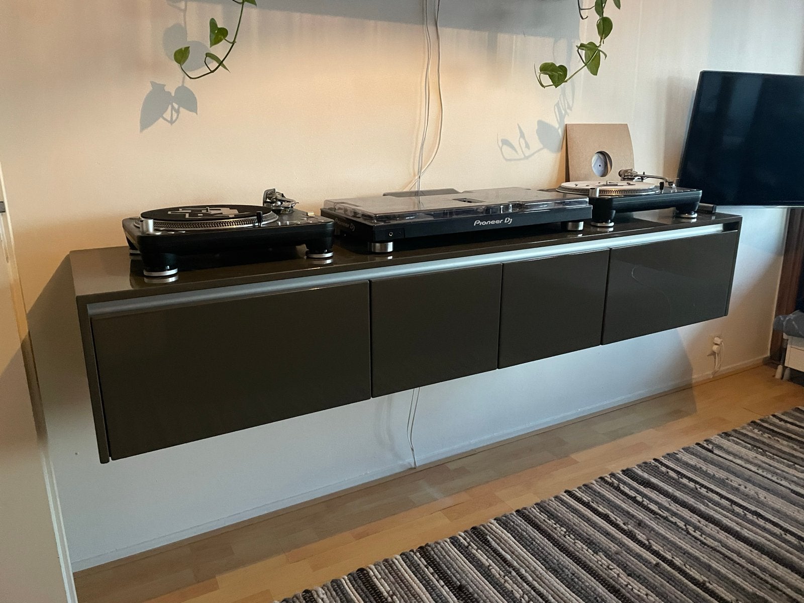 Foto 2 van Zwevend TV-meubel/dressoir met opbergruimte