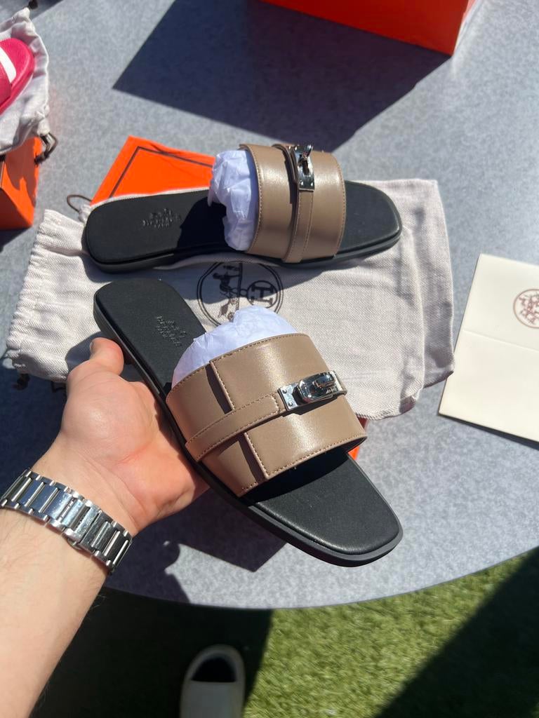 Hermès Chypre Slippers, Ophalen of Verzenden, Zo goed als nieuw, Beige, Slippers