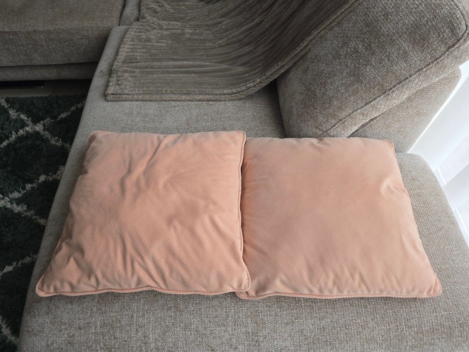 Te koop 2 zalmkleurige kussens afmetingen 43x43cm, de hoezen, Vierkant, Oranje, Ophalen of Verzenden, Zo goed als nieuw