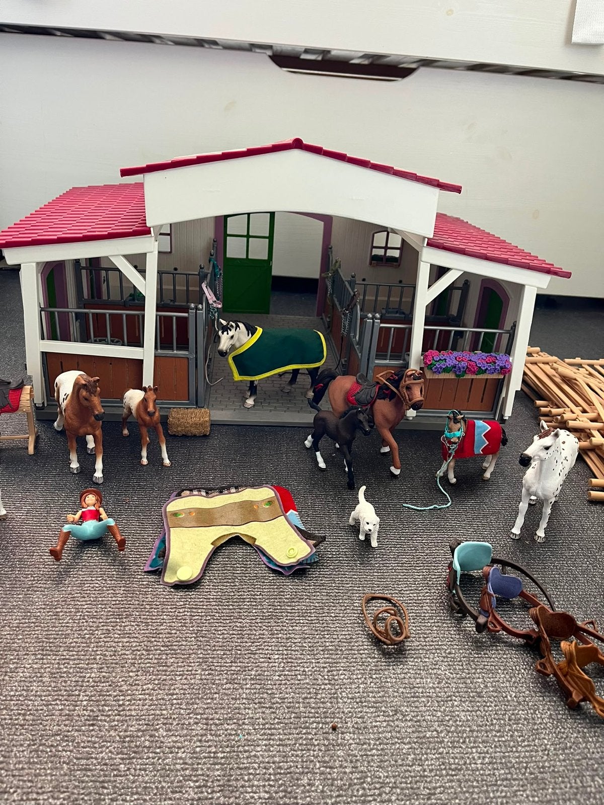 Grote Schleich paardenstal met veel paarden en accessoires, Ophalen of Verzenden, Gebruikt, Jongen of Meisje