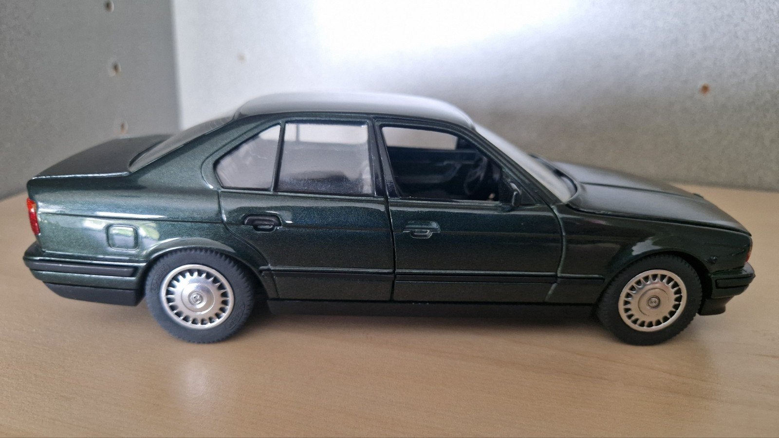BMW 535i (E34) Schaalmodel - Groen, Ophalen of Verzenden