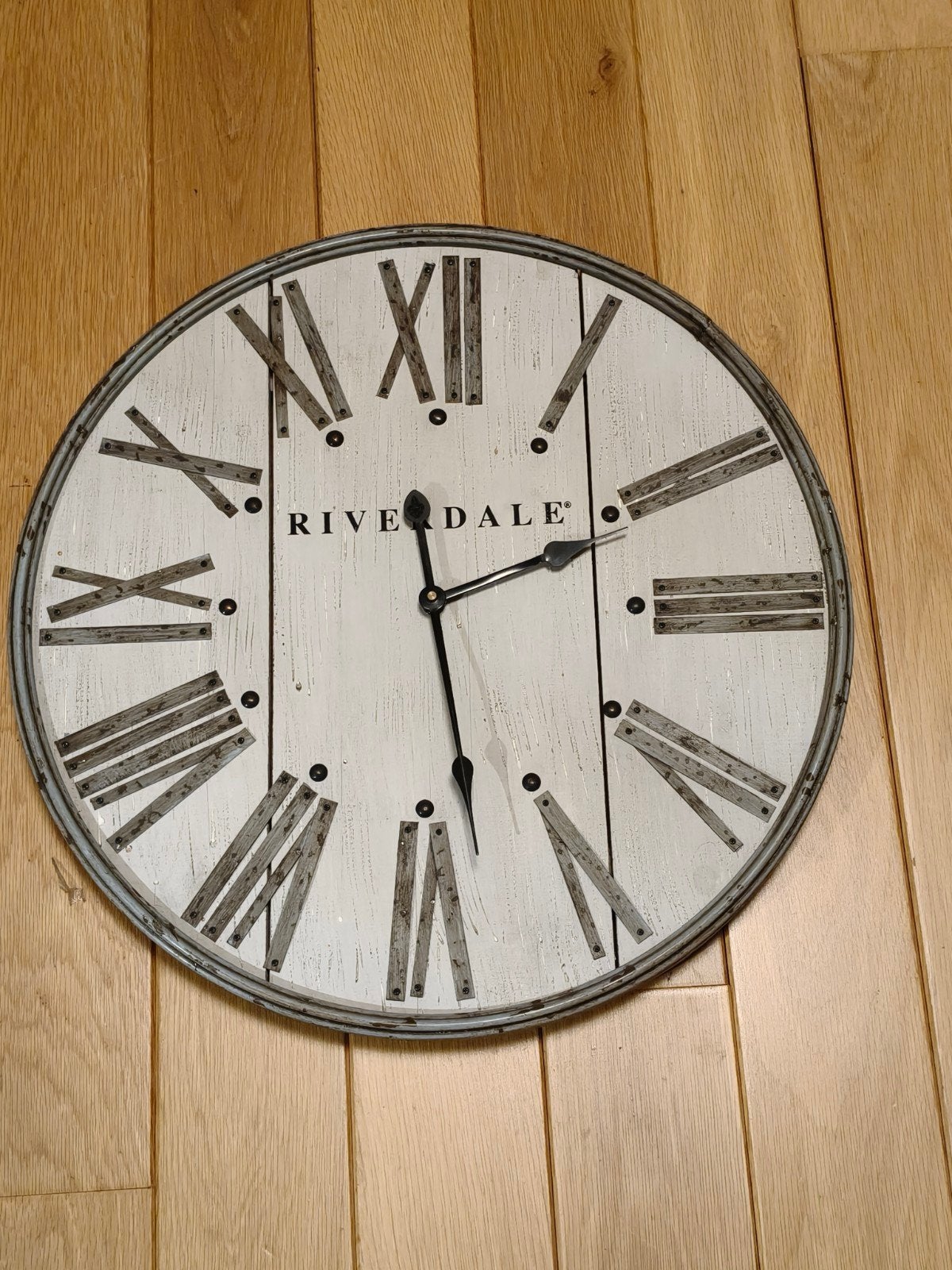 Riverdale Wandklok Hout - 50 cm doorsnee, Huis en Inrichting, Woonaccessoires | Klokken, Ophalen, Wandklok, Grijs, Analoog