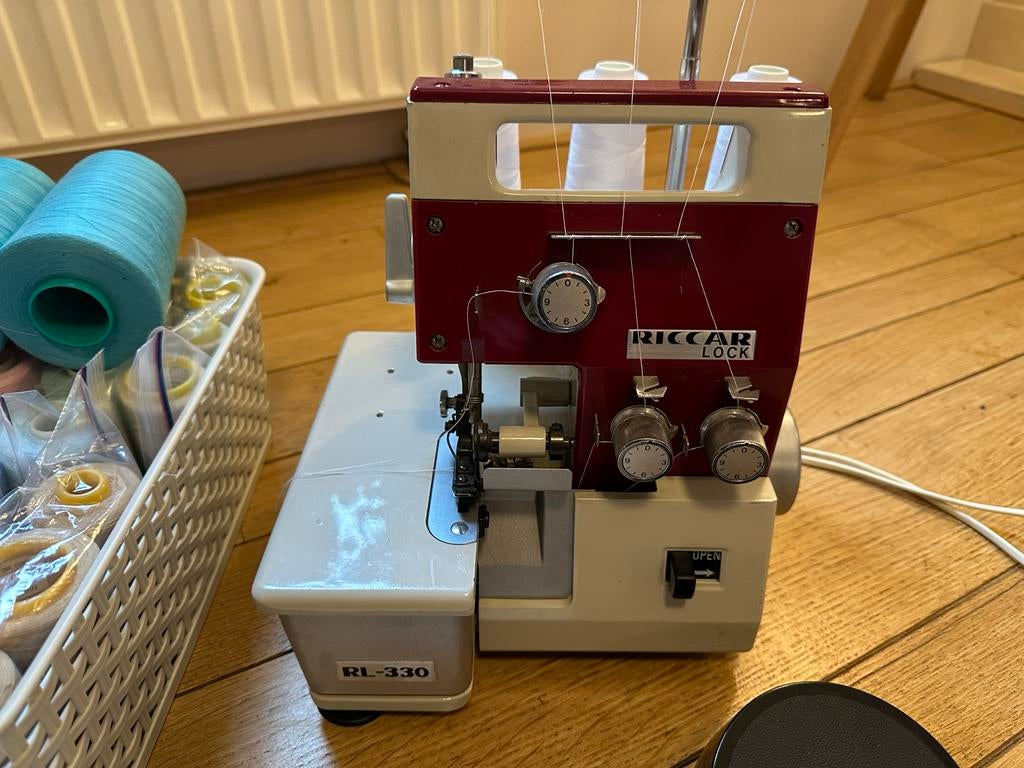 Riccar Lock RL330 lockmachine met veel lockgaren, Hobby en Vrije tijd, Naaimachines en Toebehoren, Ophalen of Verzenden, Gebruikt