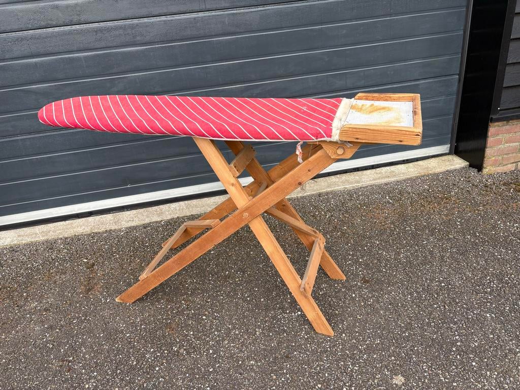 Vintage houten strijkplank met rood-wit gestreepte hoes, Witgoed en Apparatuur, Strijkijzers en Strijkplanken, Ophalen, Gebruikt