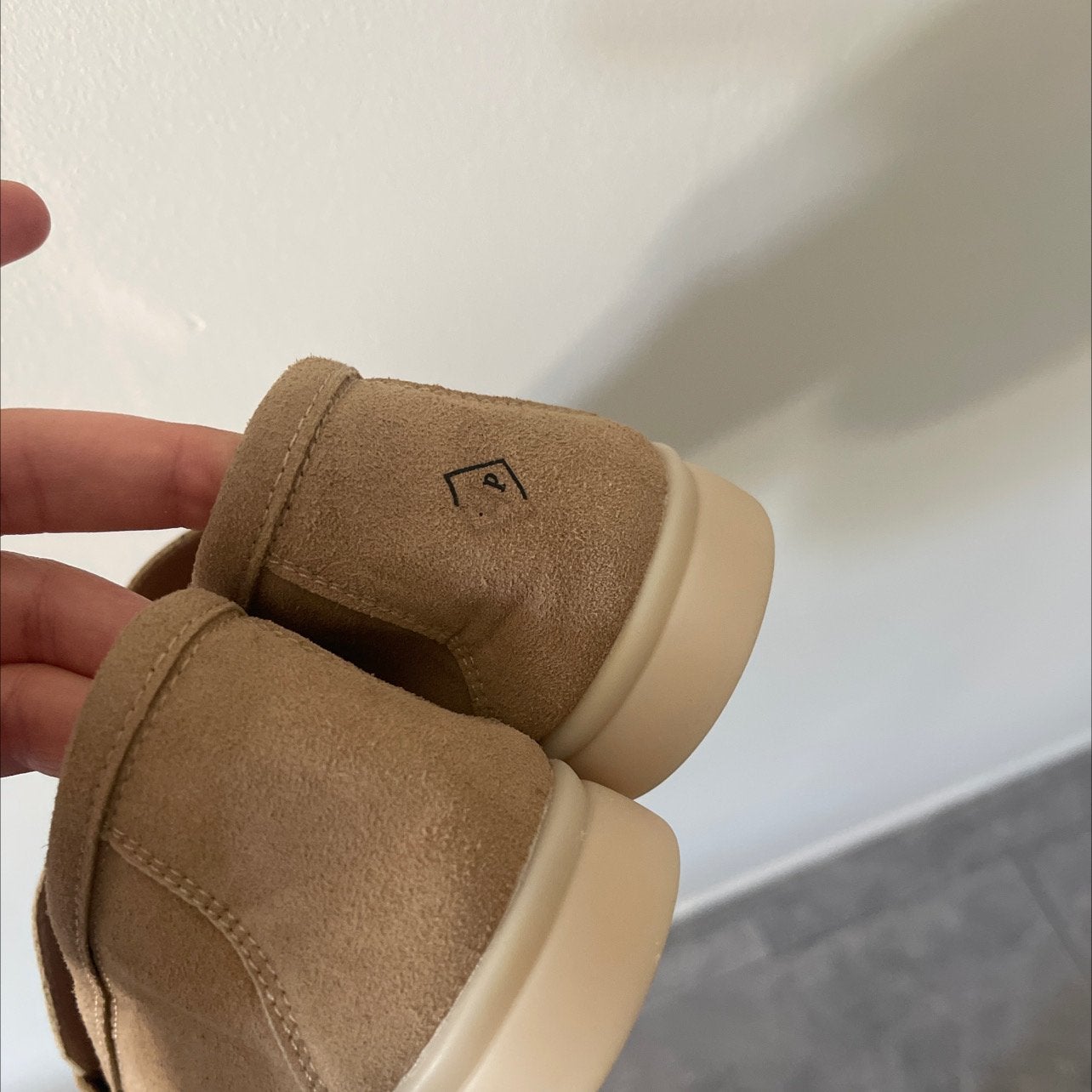Stijlvolle beige suède instappers, Kleding | Dames, Ophalen of Verzenden, Zo goed als nieuw, Beige, Instappers