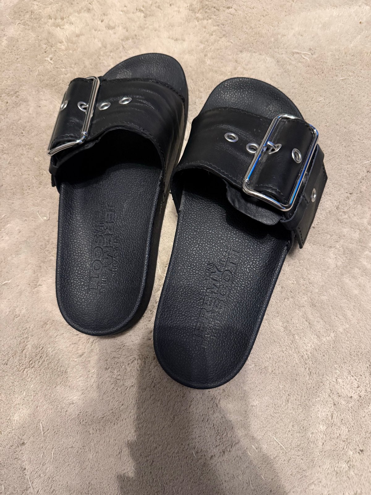 Zwarte Jeremy Scott x Adidas slippers - Maat 7, Ophalen of Verzenden, Zo goed als nieuw, Zwart, Slippers