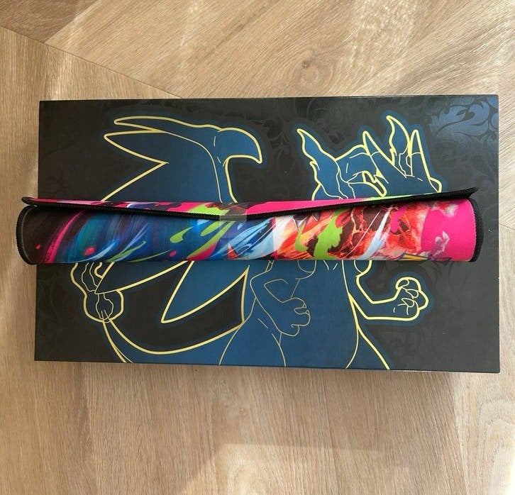 Charizard UPC playmat en doos, Hobby en Vrije tijd, Verzamelkaartspellen | Pokémon, Ophalen of Verzenden, Zo goed als nieuw