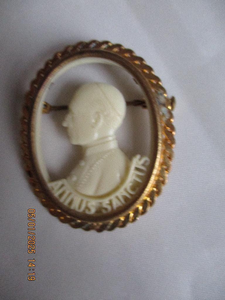 broches Paus Pius de ll2 verguld, 4.3 cm.hoog, Ophalen of Verzenden, Gebruikt, Sieraad, Christendom | Katholiek