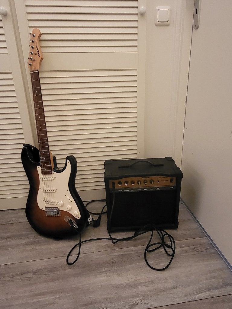 Electrische gitaar Aria STG series incl geluidsbox, Met versterker, Zo goed als nieuw, Solid body, Ophalen