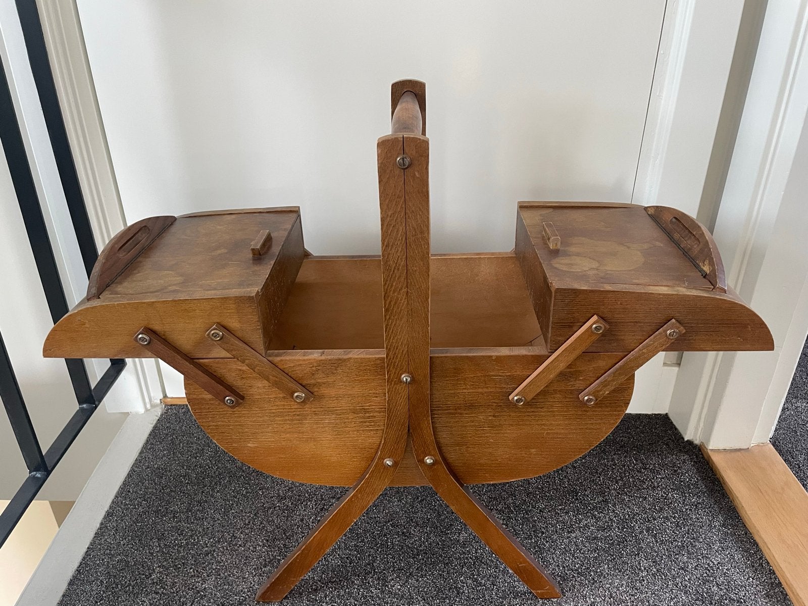 Vintage houten naaidoos op standaard, Ophalen