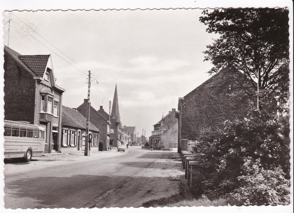Kwaadmechelen (B) Dorpsstraat. ca. 1960., Verzamelen, Ansichtkaarten | België, Ophalen, 1940 tot 1960, Gelopen, Limburg