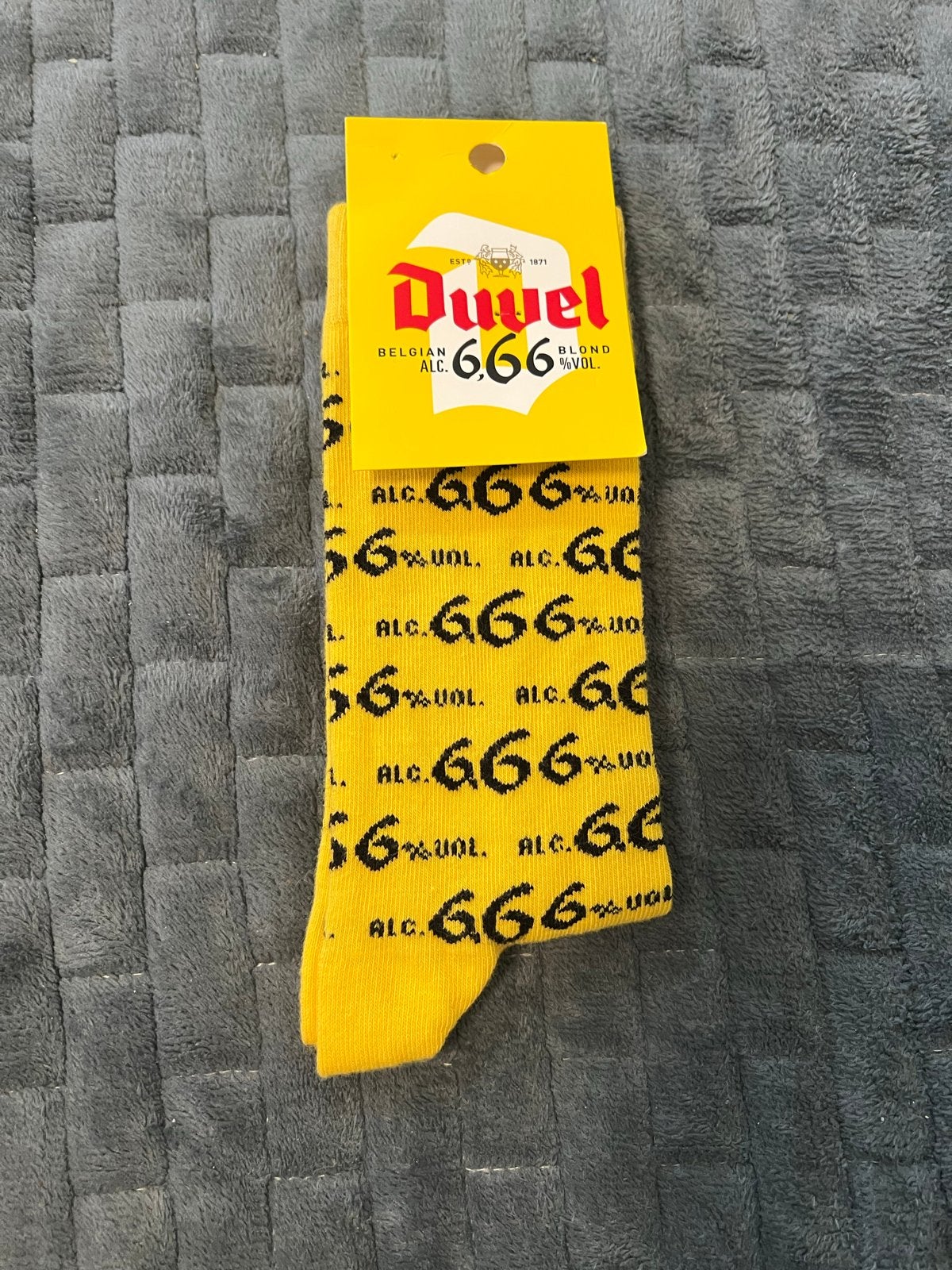 NIEUW, paar gele sokken met 6.66% vol van Duvel, one size, Verzamelen, Ophalen of Verzenden, Nieuw, Kleding, Duvel