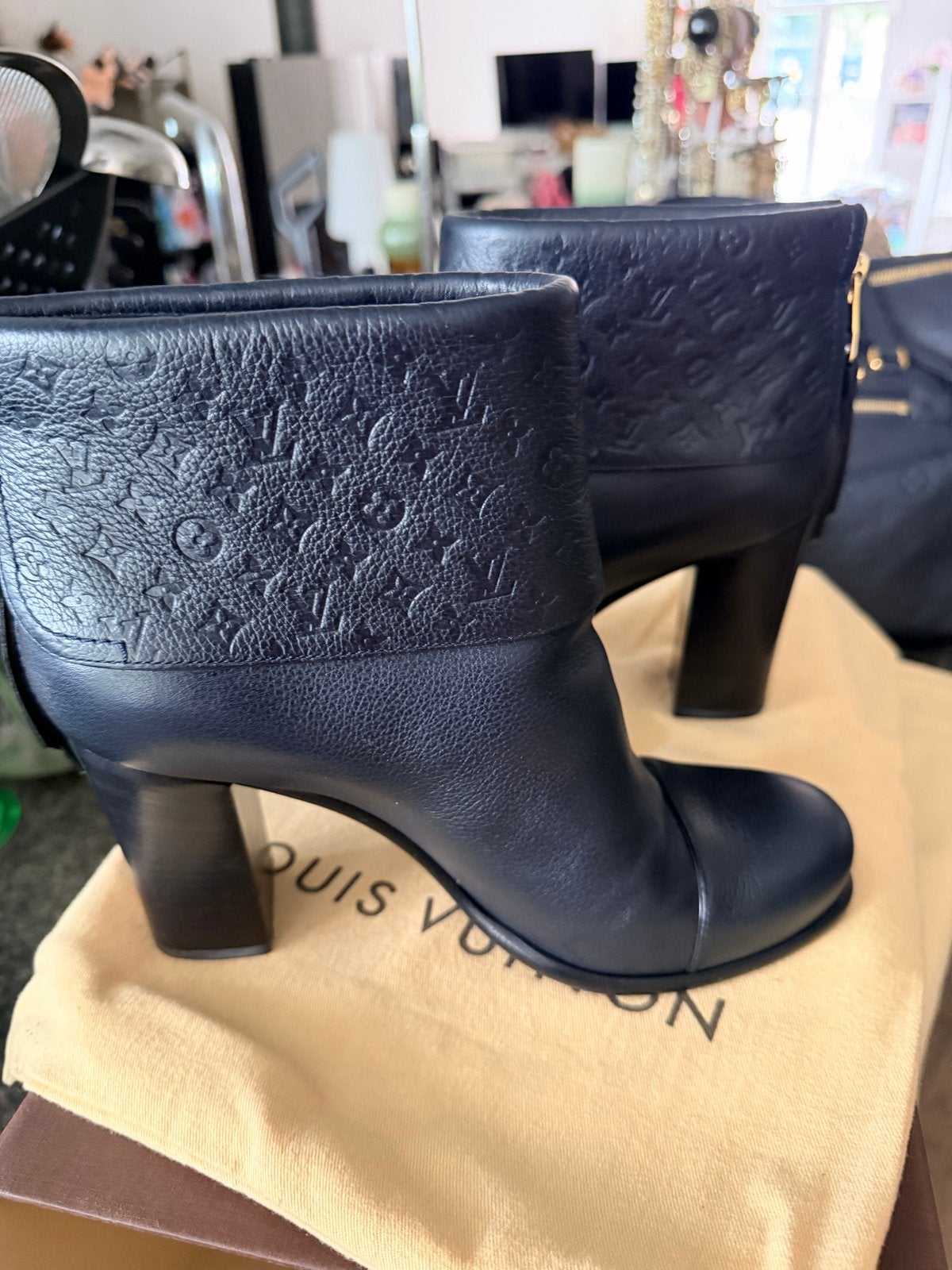 Louis Vuitton Carola Enkellaarzen Maat 38 met Bon, box,, Ophalen of Verzenden, Nieuw, Blauw, Lage of Enkellaarzen