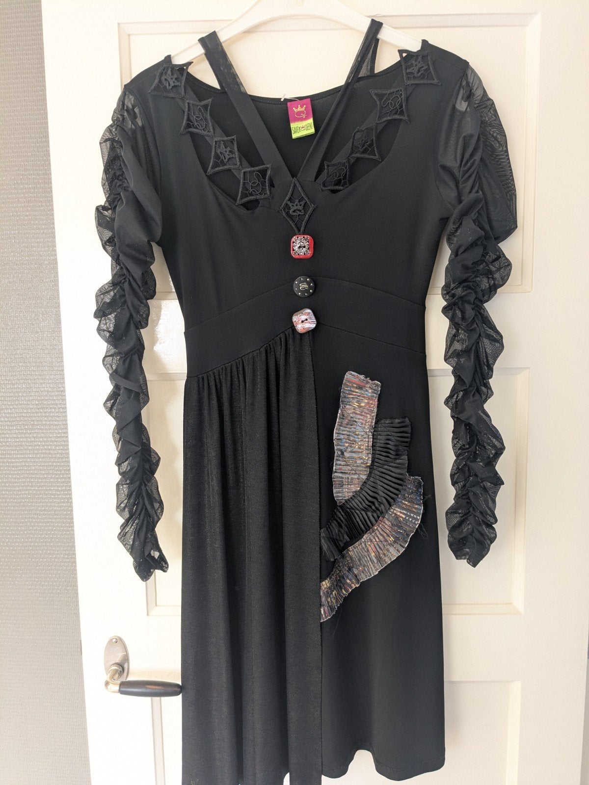 Save the Queen jurk met unieke details L, Zwart, Maat 42/44 (L), Zo goed als nieuw, Onder de knie
