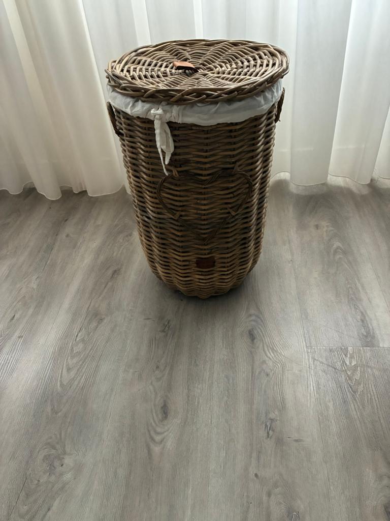 Rieten wasmand Rivera Maison met deksel en linnen zak, Ophalen, Gebruikt, Mand, Rond