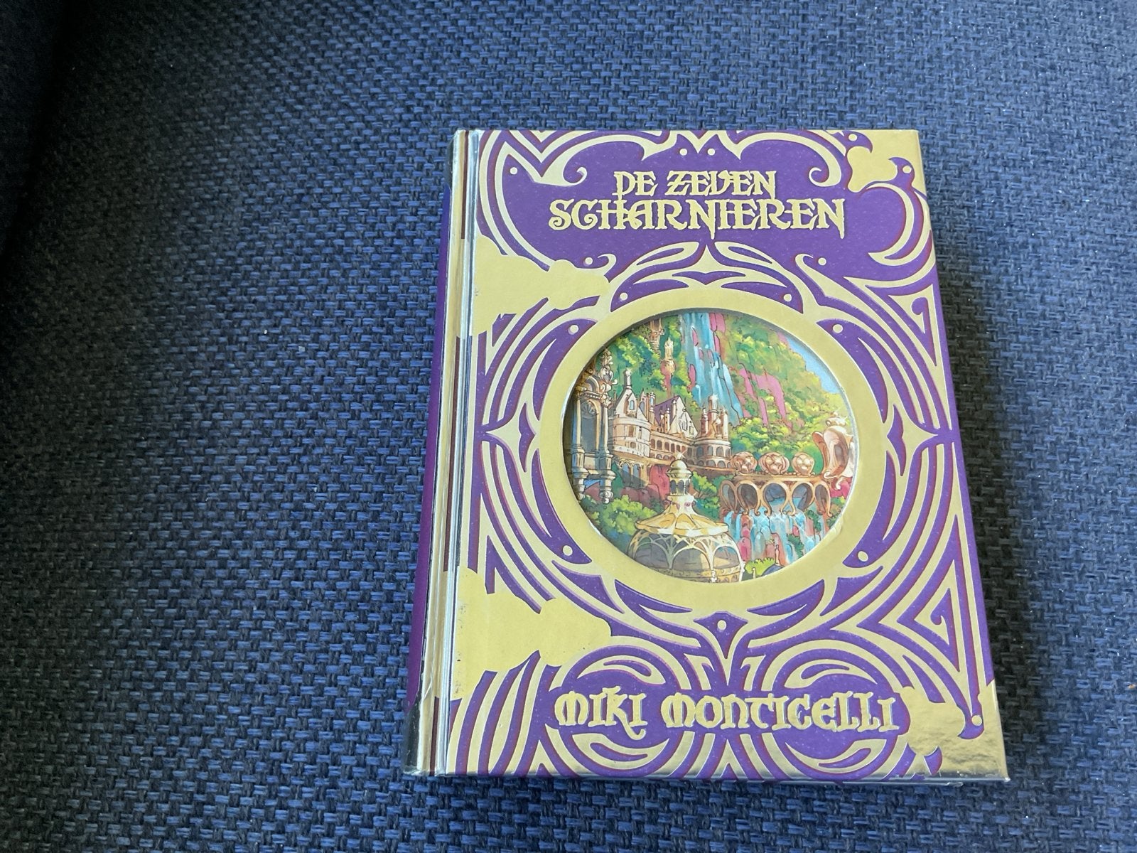 De Zeven Scharnieren - Miki Monticelli (Zo goed als nieuw), Ophalen of Verzenden, Zo goed als nieuw