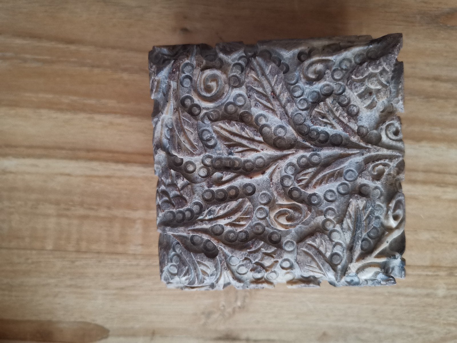 Zeepsteen doosje met prachtige bloemmotieven, Antiek en Kunst, Ophalen of Verzenden