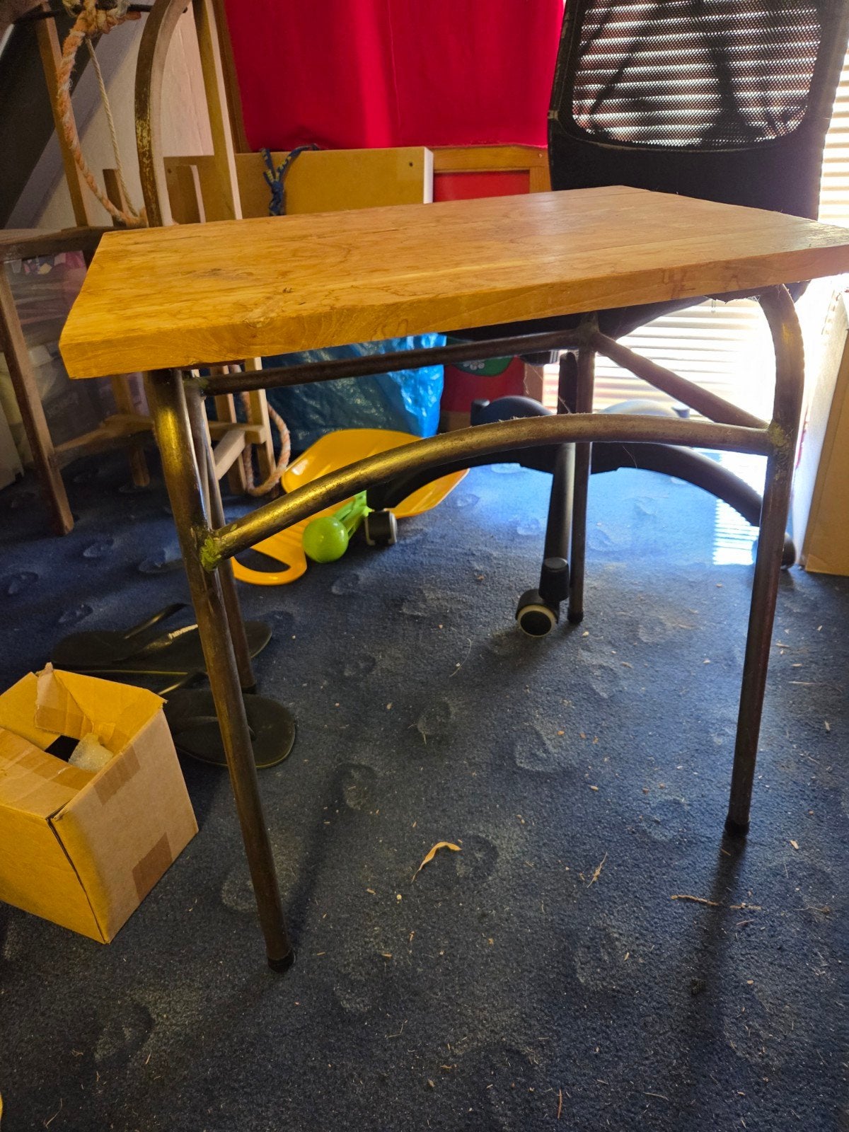 Vintage houten schooltafeltje met metalen onderstel, Minder dan 50 cm, Gebruikt, 50 tot 100 cm, Vintage, Industrieel