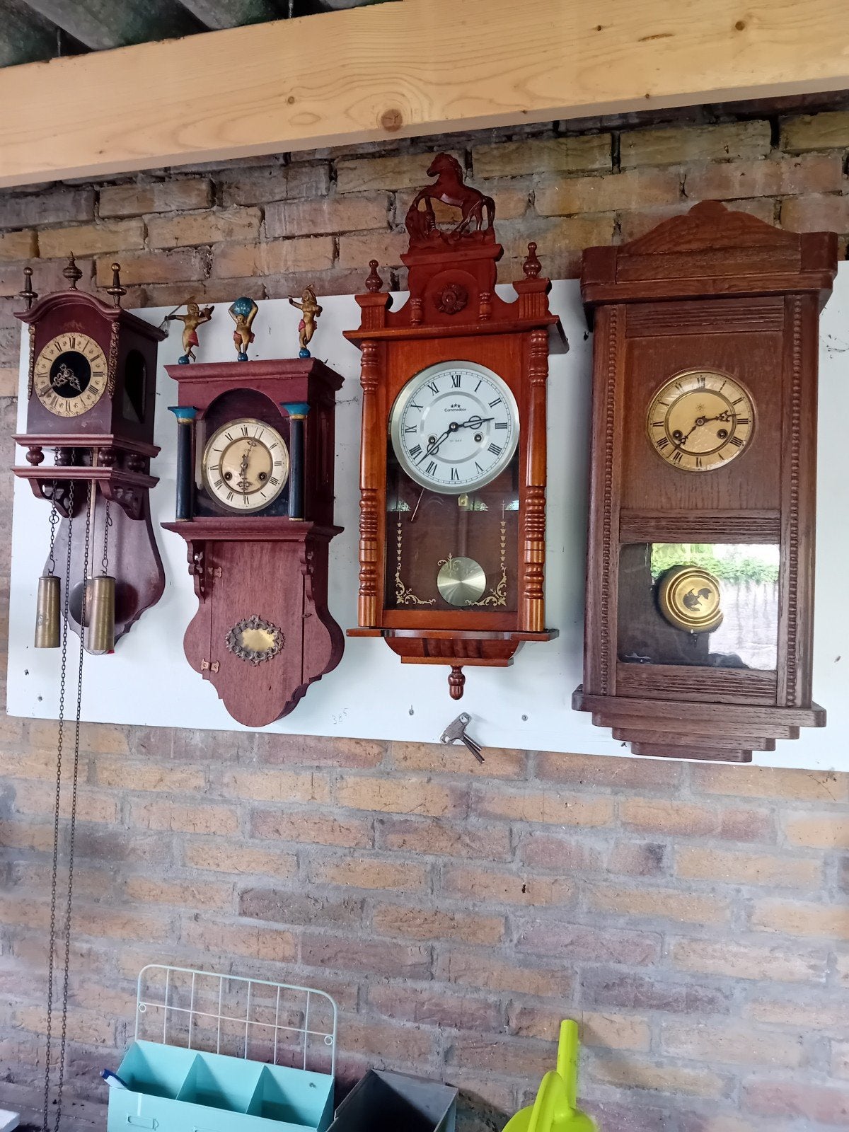 4 klokken te koop., Ophalen
