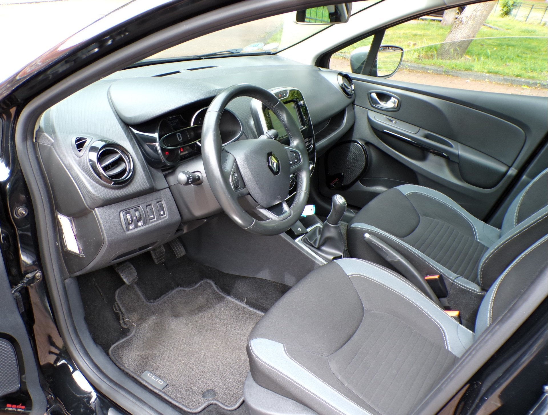 Renault Clio 0.9 TCe Iconic GT Line Panoramadak (bj 2016), Auto's, Euro 6, Zwart, Leder, Handgeschakeld