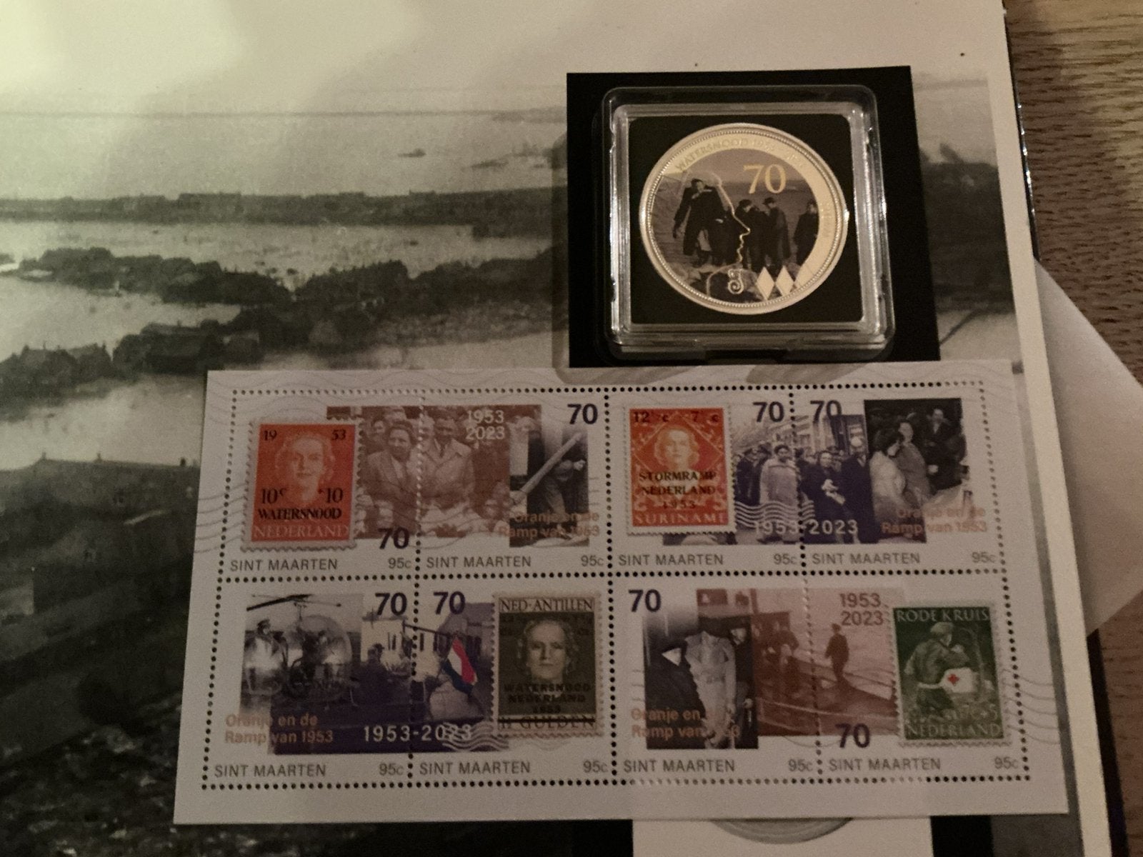 Postzegelvel en munt 2x van watersnoodramp 1953, Ophalen of Verzenden, Zo goed als nieuw, Minder dan 50 cm, Schilderij
