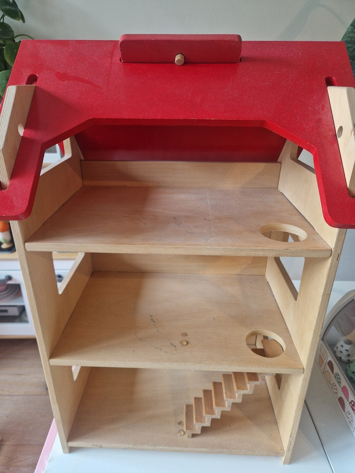 Houten poppenhuis met meubels en poppen, Kinderen en Baby's, Speelgoed | Poppenhuizen, Ophalen, Gebruikt, Poppenhuis