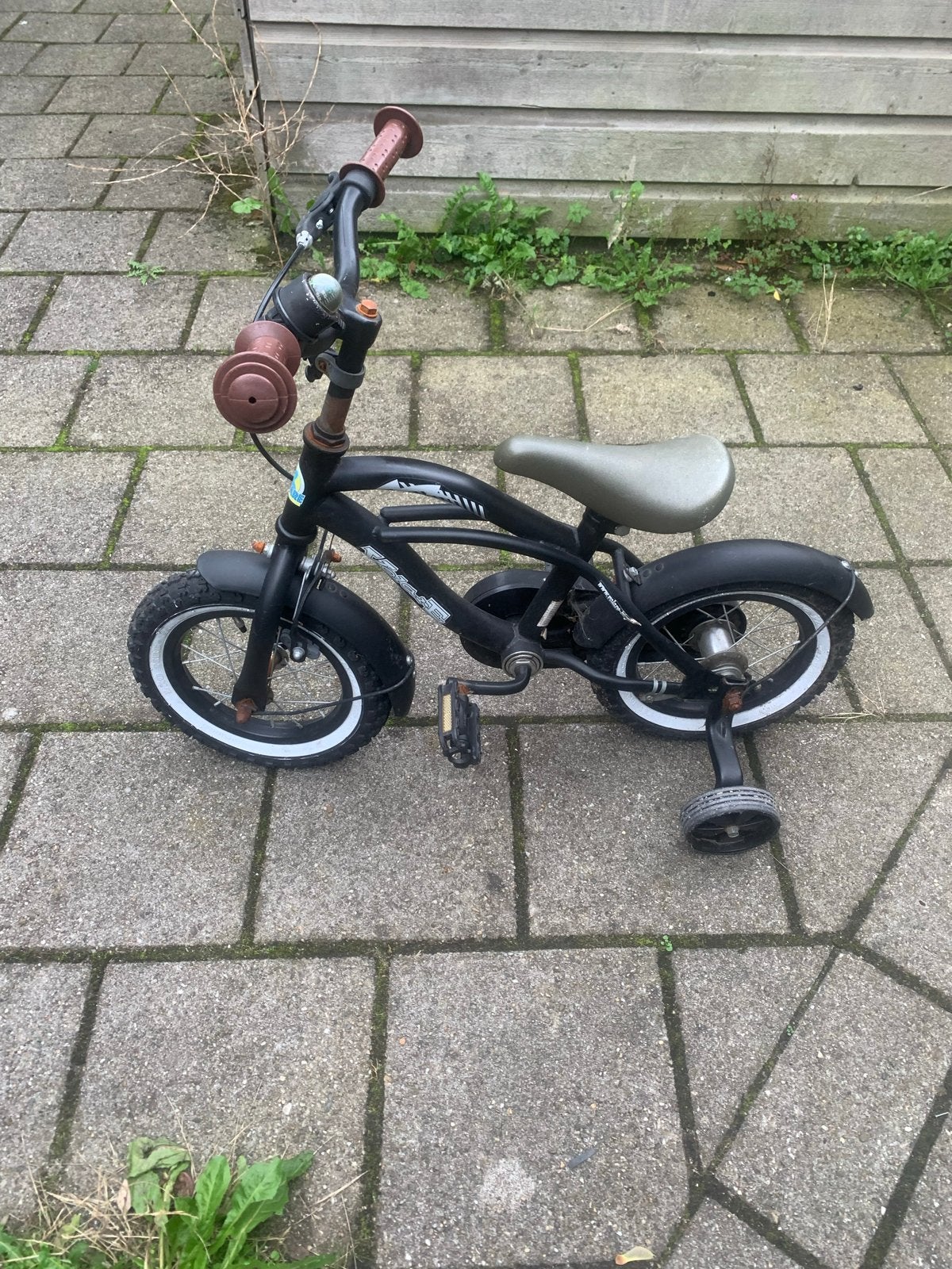 Stoere jongens fietsje met zei wieltjes, Ophalen