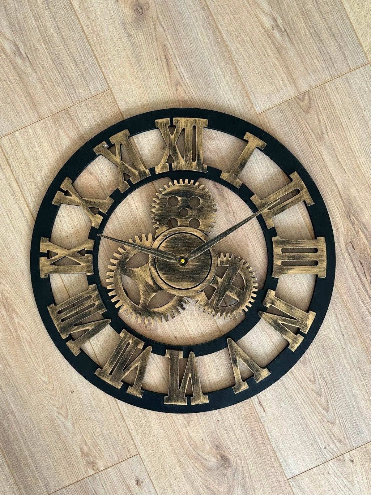 Houten wandklok met Romeinse cijfers, Ophalen, Wandklok, Zichtbaar uurwerk, Analoog