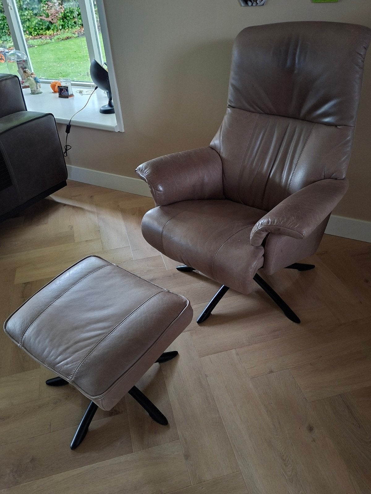 Leren fauteuil met voetenbank, Ophalen, Modern comfort, Zo goed als nieuw, 75 tot 100 cm