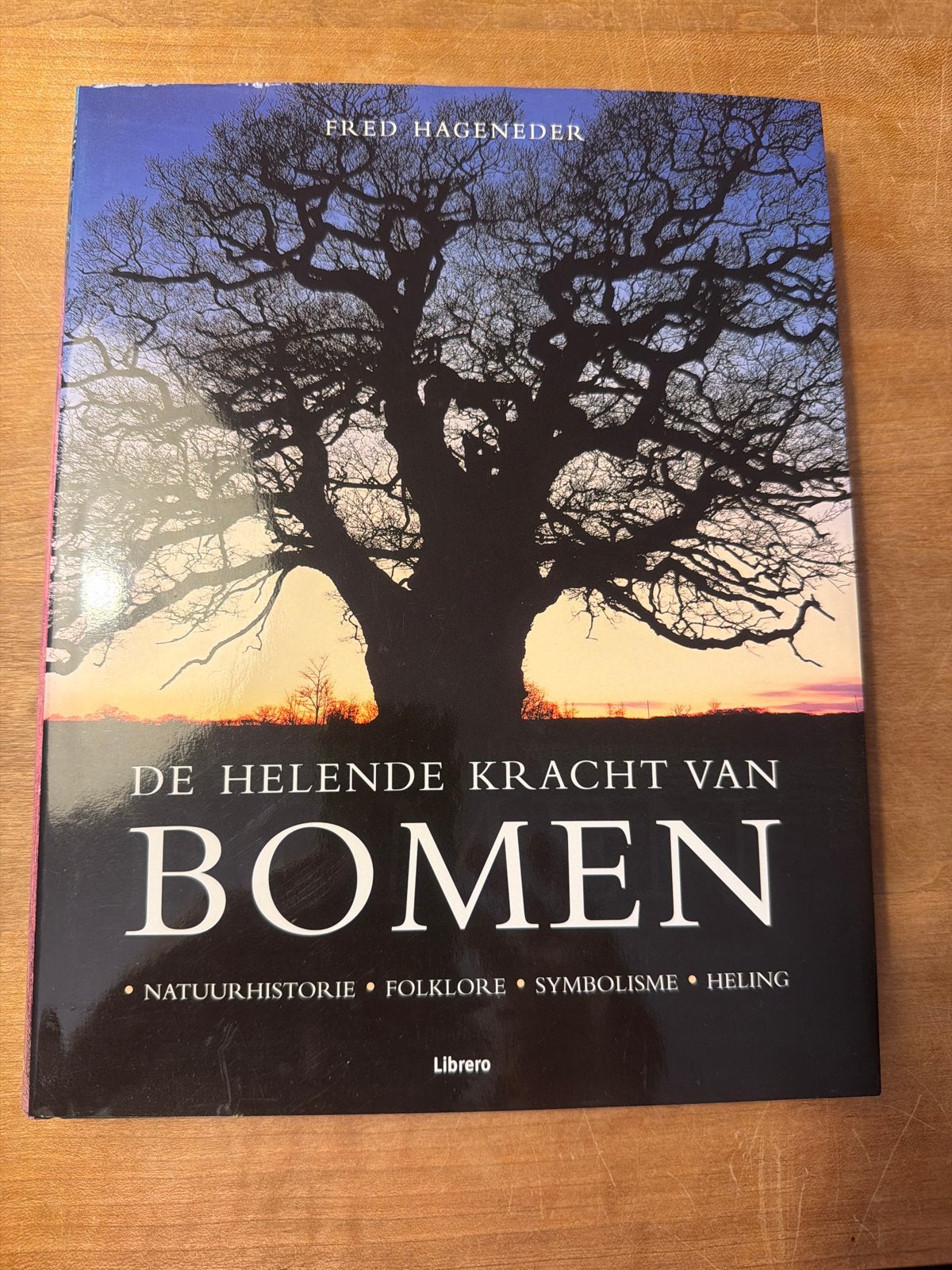 De Helende Kracht van Bomen - Fred Hageneder, Ophalen of Verzenden, Zo goed als nieuw, Bloemen, Planten en Bomen