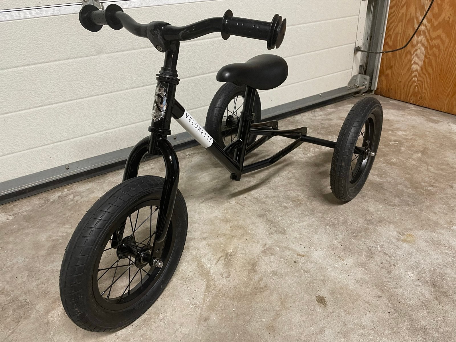 Stoere zwarte Veloretti loopfiets/driewieler, Ophalen, Gebruikt, Verstelbare zitting