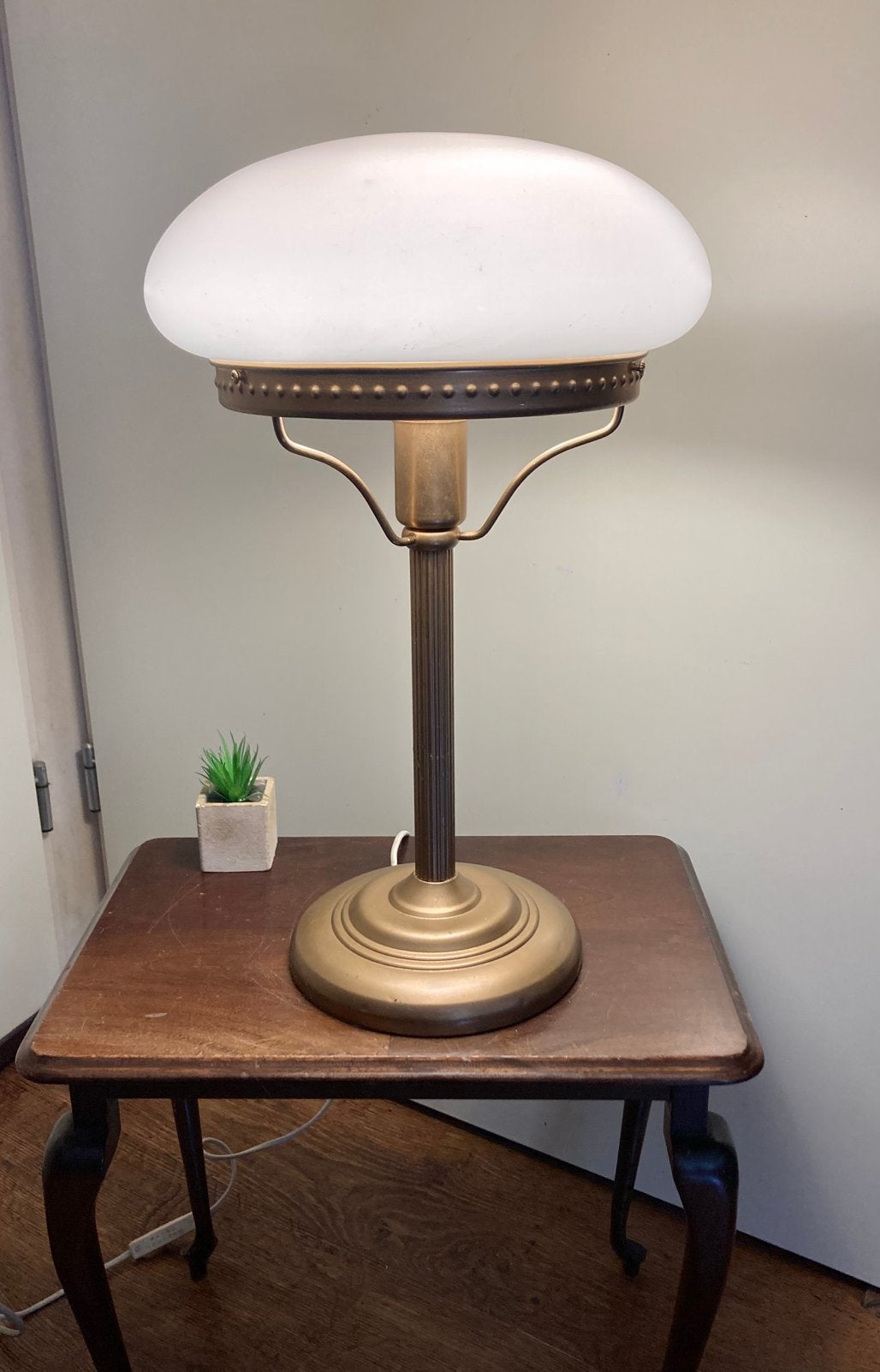 Grote vintage lamp met een opaal glas paddenstoel kap., Ophalen, Art deco, Goud, E27 (groot)