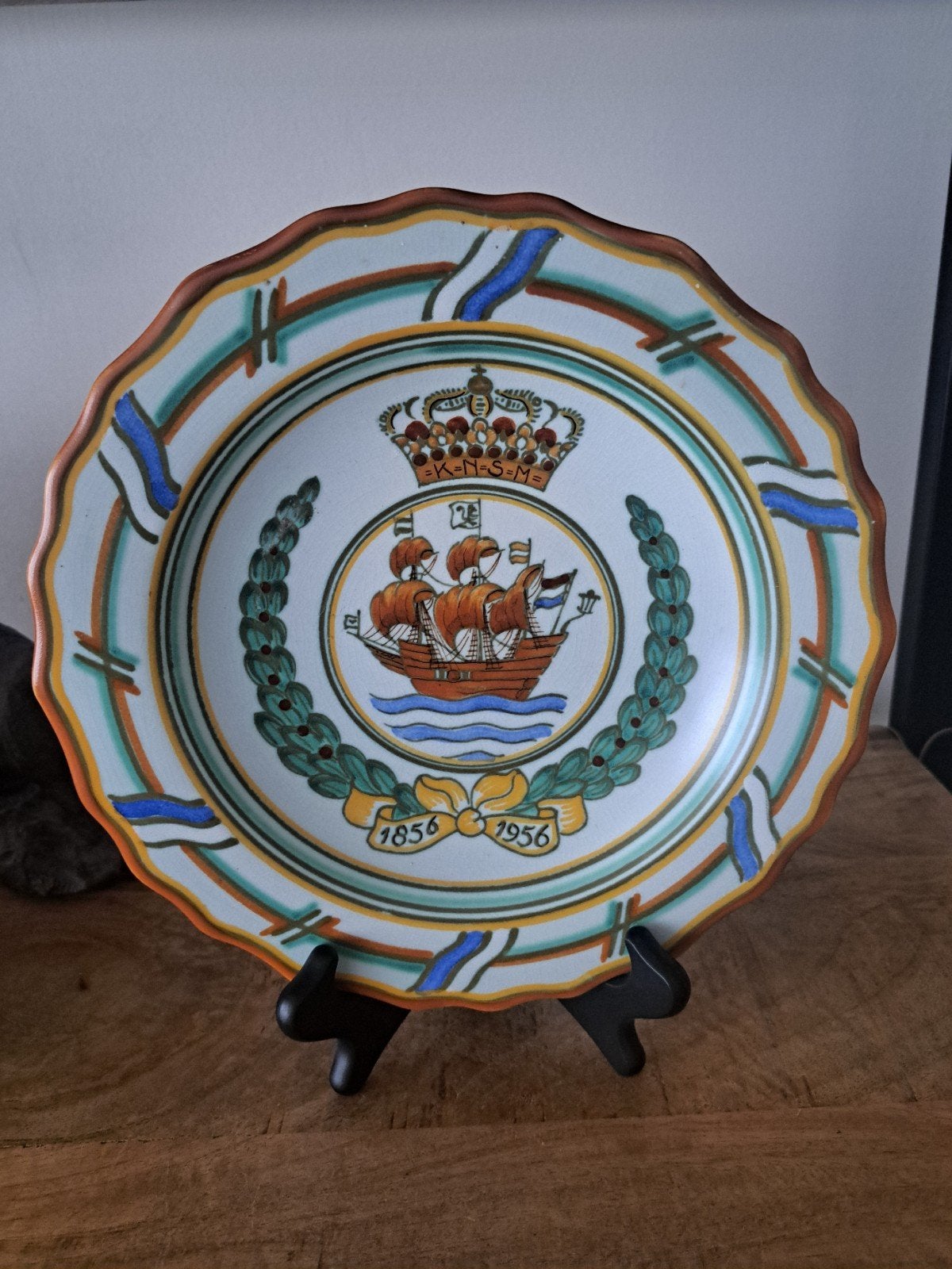 koninklijke plateelbakkerij Gouda wandbord "k.n.s.m ", Antiek en Kunst, Ophalen of Verzenden