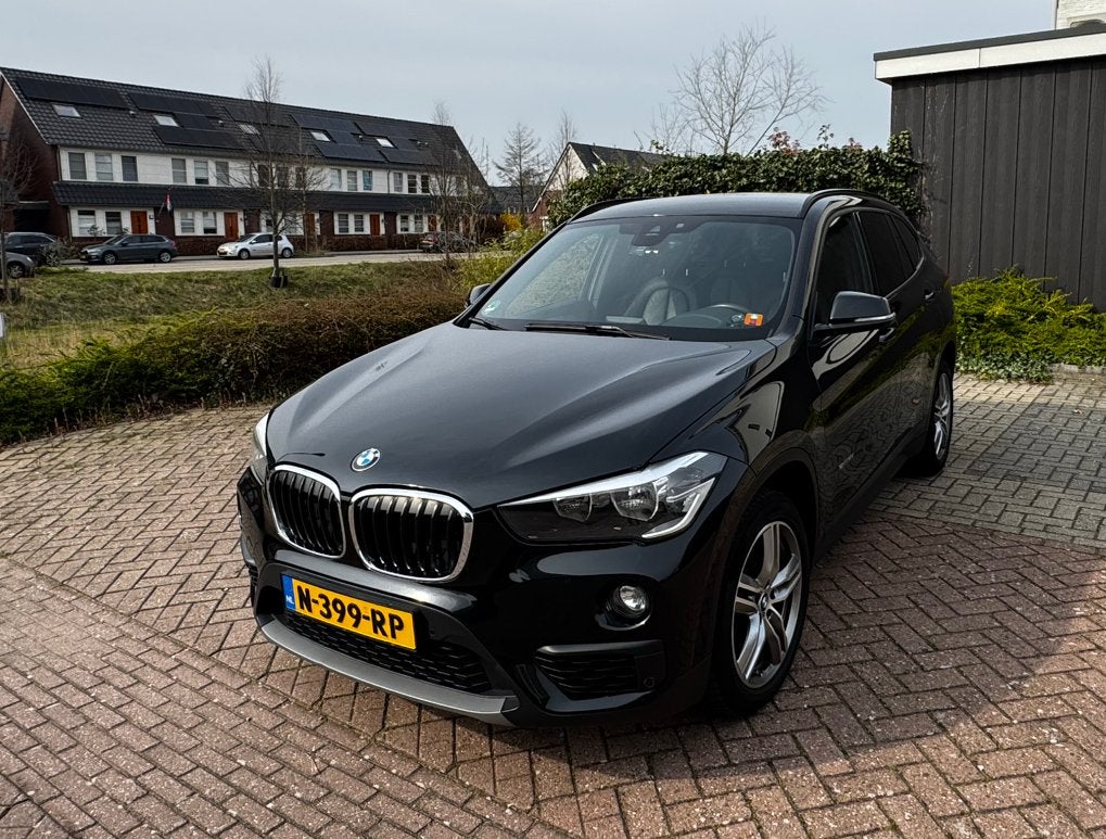 BMW X1 sDrive 18i Automaat (2017) – Zwart/Leder/Navi/dealer, Zwart, Leder, 75 €/maand, 19 km/l