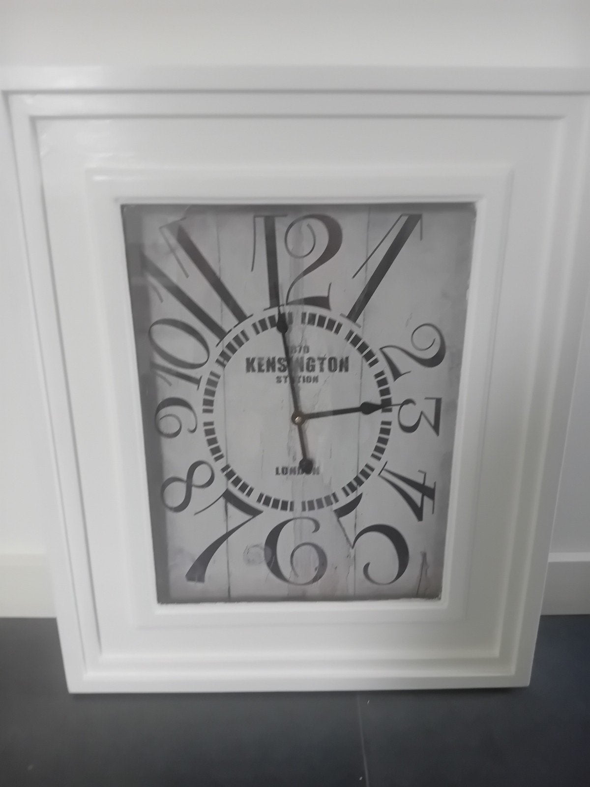 Witte wandklok met 'Kensington Station London' design, Wandklok, Wit, Analoog, Ophalen of Verzenden