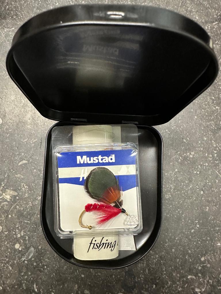 Mustad vlieg voor op je hoed / speldje, Watersport en Boten, Hengelsport | Vliegvissen, Mustad, Overige typen, Nieuw, Mustad