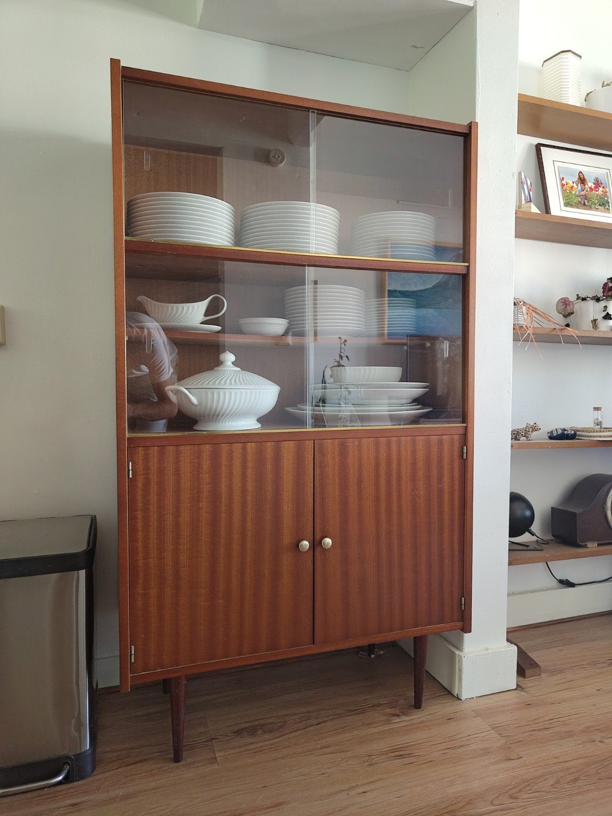 Vintage mid century modern vitrinekast, Huis en Inrichting, Kasten | Vitrinekasten, Ophalen of Verzenden, Gebruikt, 25 tot 50 cm