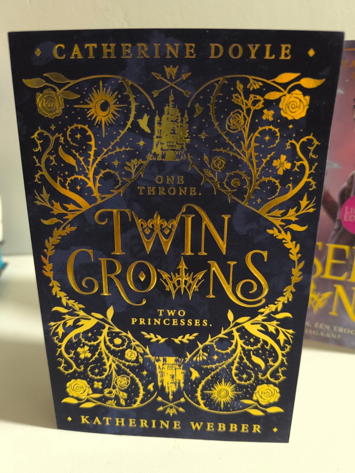 Twin Crowns - geautomatiseerd Gesigneerde Fairyloot Exclusi, Ophalen of Verzenden, Zo goed als nieuw, Catherine Doyle & Katherine Webber