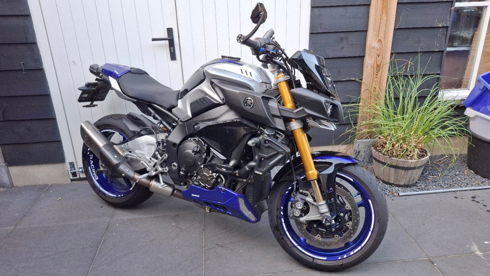 Yamaha MT10SP Akrapovic + Leovince linkpijp, Traction Control, 4 cilinders, Motorrijbewijs A, Particulier