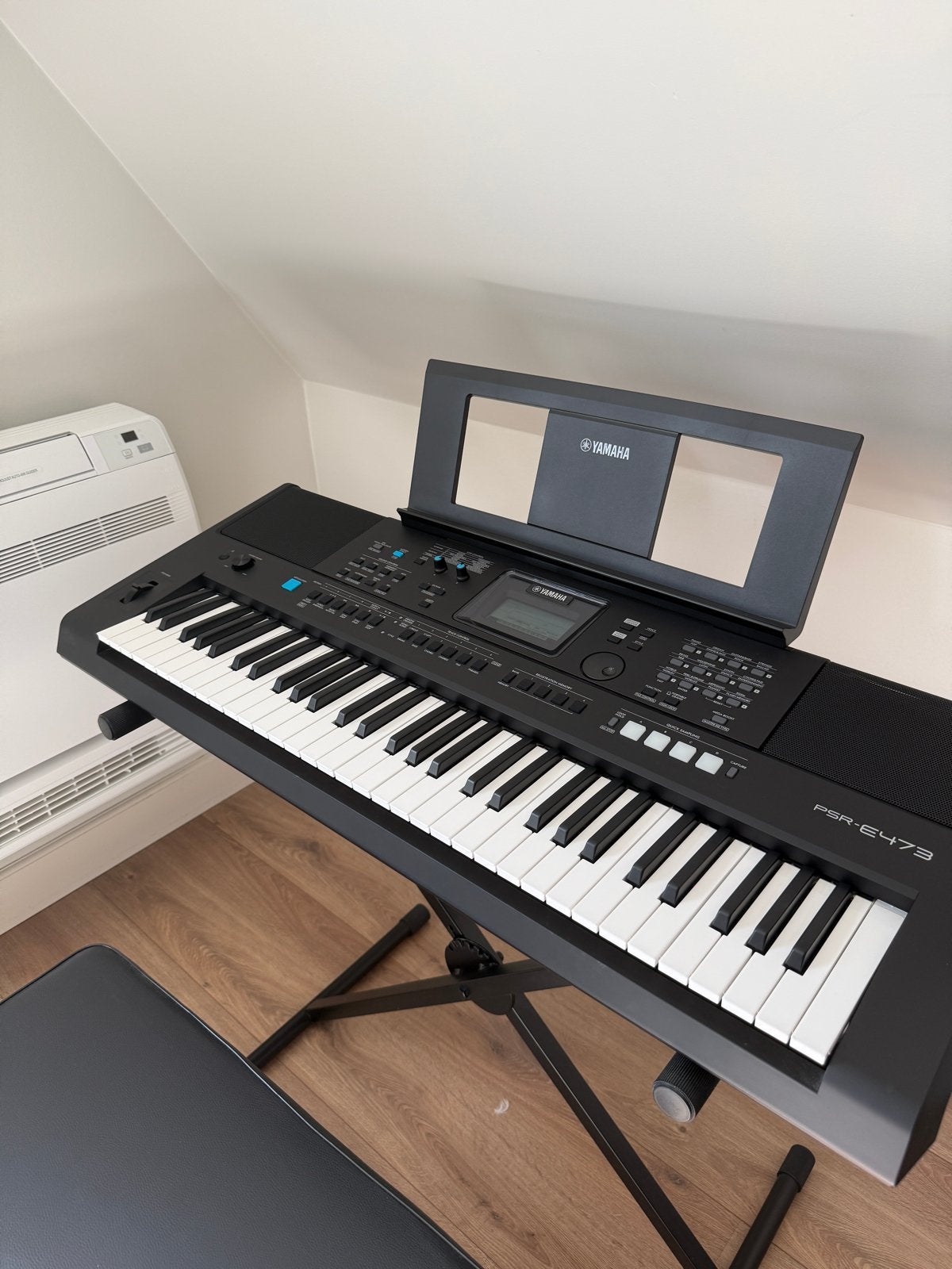 Yamaha PSR-E473 keyboard met standaard en zitbankje, Muziek en Instrumenten, 61 toetsen, Yamaha, Ophalen of Verzenden, Zo goed als nieuw