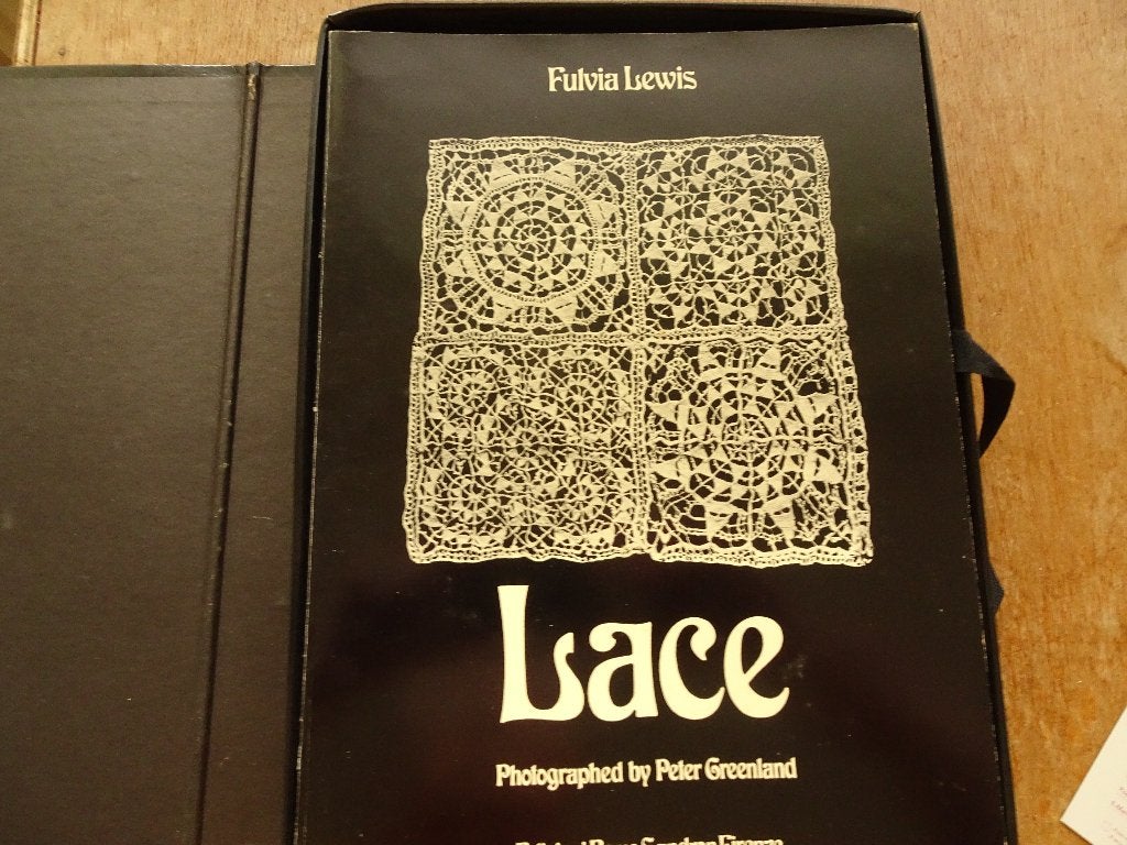 Lace   is een boekje en 45 losse mappen door Fulvia Lewis, Ophalen of Verzenden, Zo goed als nieuw, Garen