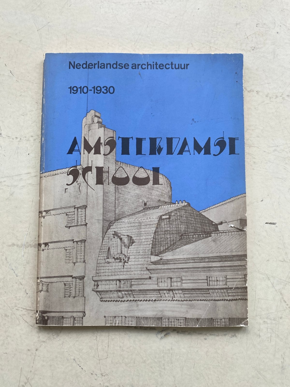 Nederlandse architectuur 1910-1930 - Amsterdamse School, Boeken, Ophalen of Verzenden, Gelezen, Stijl of Stroming